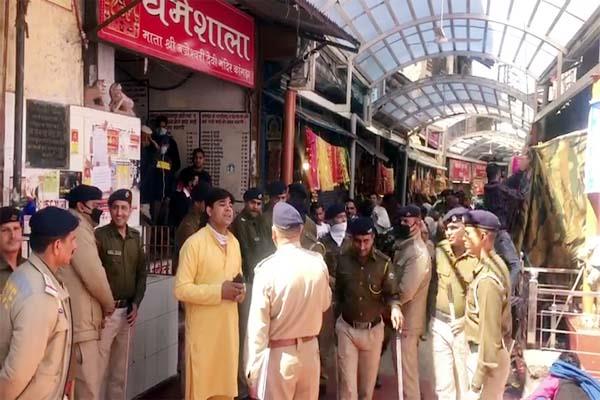 कांगड़ा:मां बज्रेश्वरी के मंदिर में प्रशासन से भिड़ गए UP के श्रद्धालु, जानिए क्या रही वजह कांगड़ा:मां बज्रेश्वरी के मंदिर में प्रशासन से भिड़ गए UP के श्रद्धालु, जानिए क्या रही वजह