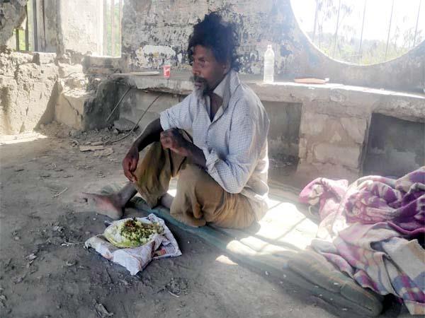 कर्फ्यू के बीच दाने-दाने को मोहताज था ये शख्स, फिर मदद करने पहुंच गए ये लोग कर्फ्यू के बीच दाने-दाने को मोहताज था ये शख्स, फिर मदद करने पहुंच गए ये लोग