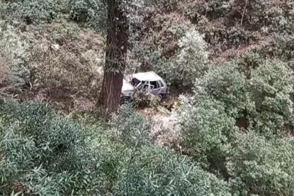 Mandi: देखते ही देखते 200 फीट गहरी खाई में चली गई मारुती कार Mandi: देखते ही देखते 200 फीट गहरी खाई में चली गई मारुती कार