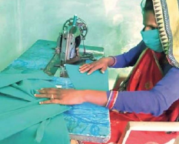 सरकार की मदद के लिए आगे आईं गांव की औरतें, सस्ते मास्क-सेनिटाइजर करवाएंगी उपलब्ध