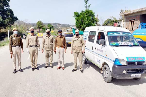 एम्बुलैंस में नकली मरीज बनाकर हिमाचल लाए जा रहे थे लोग, पुलिस ने ऐसे दबोचा एम्बुलैंस में नकली मरीज बनाकर हिमाचल लाए जा रहे थे लोग, पुलिस ने ऐसे दबोचा