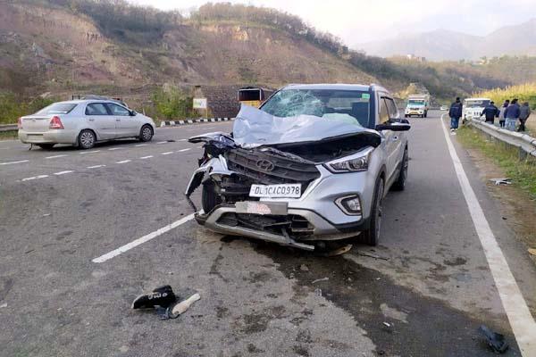 सोलन:ट्रक की टक्कर से राहगीर की मौत, कार-स्कूटी की टक्कर में 3 घायल सोलन:ट्रक की टक्कर से राहगीर की मौत, कार-स्कूटी की टक्कर में 3 घायल