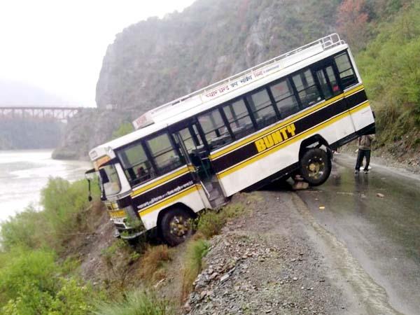 सलूणी-चम्बा मार्ग पर निजी बस दुर्घटनाग्रस्त, बड़ा हादसा टला सलूणी-चम्बा मार्ग पर निजी बस दुर्घटनाग्रस्त, बड़ा हादसा टला
