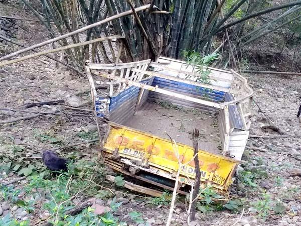 काँगड़ा : तेज रफ्तार का कहर : बेकाबू होकर 200 फुट खाई में गिरा कैंटर, चालक की मौत काँगड़ा : तेज रफ्तार का कहर : बेकाबू होकर 200 फुट खाई में गिरा कैंटर, चालक की मौत