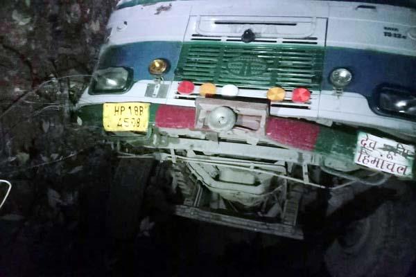 HRTC की बस हुई दुर्घटना का शिकार, 4 बच्चों सहित 17 यात्री घायल HRTC की बस हुई दुर्घटना का शिकार, 4 बच्चों सहित 17 यात्री घायल