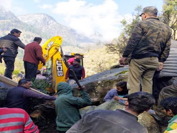 हिमाचल: युवक को खुले में शौच जाना पड़ा महंगा, चट्टान अचानक खिसक कर युवक के ऊपर जा गिरी हिमाचल: युवक को खुले में शौच जाना पड़ा महंगा, चट्टान अचानक खिसक कर युवक के ऊपर जा गिरी