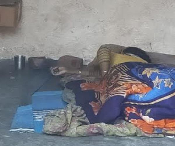 हैवान पति ने नन्हे बच्चों संग सो रही पत्नी को उतारा मौत के घाट हैवान पति ने नन्हे बच्चों संग सो रही पत्नी को उतारा मौत के घाट