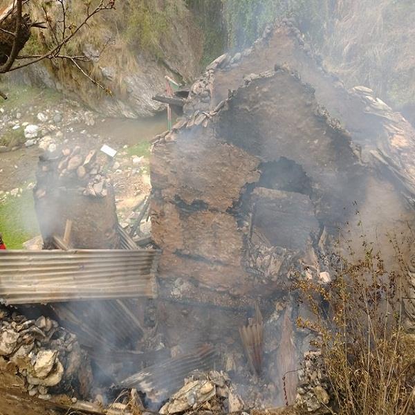 भीषण आग से चार कमरों का मकान बना राख, लाखों का नुकसान भीषण आग से चार कमरों का मकान बना राख, लाखों का नुकसान
