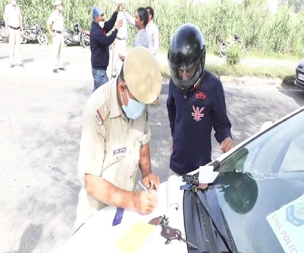 कर्फ्यू नियम तोड़ने पर नपे वाहन चालक, एक घंटे में दर्जनों हुए चालान कर्फ्यू नियम तोड़ने पर नपे वाहन चालक, एक घंटे में दर्जनों हुए चालान