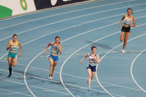 Bir yigit kochada qizlarga erkalaydi