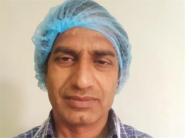 कोरोना योद्धा: मां की मौत पर नहीं जा पाए घर, वीडियो कॉल पर दी अंतिम विदाई