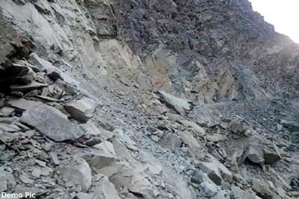 दर्दनाक हादसा : किन्नौर में गांव पर गिरा पहाड़, एक व्यक्ति की मौके पर मौत दर्दनाक हादसा : किन्नौर में गांव पर गिरा पहाड़, एक व्यक्ति की मौके पर मौत