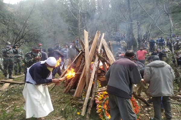 बंजार के जवान का सैन्य सम्मान के साथ अंतिम संस्कार बंजार के जवान का सैन्य सम्मान के साथ अंतिम संस्कार