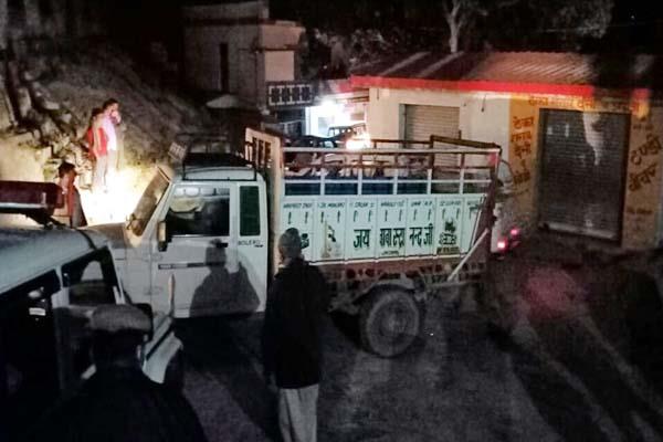 लॉकडाऊन के बीच ठेके से 2 वाहनों में लोड हो रही थी शराब, 95 पेटियों के साथ 2 गिरफ्तार लॉकडाऊन के बीच ठेके से 2 वाहनों में लोड हो रही थी शराब, 95 पेटियों के साथ 2 गिरफ्तार