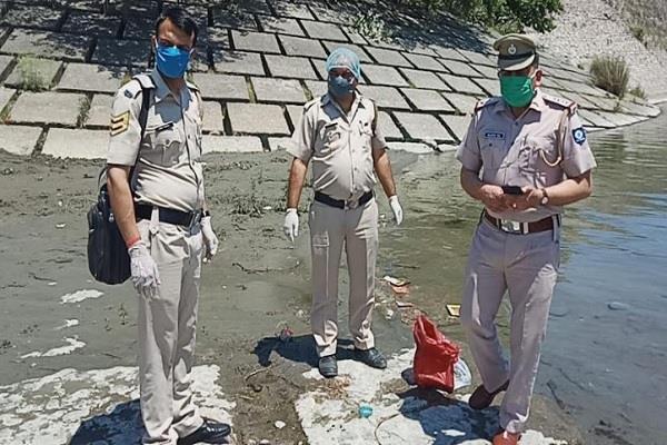 यमुना नदी के किनारे पॉलीथीन में मिला नवजात का शव यमुना नदी के किनारे पॉलीथीन में मिला नवजात का शव