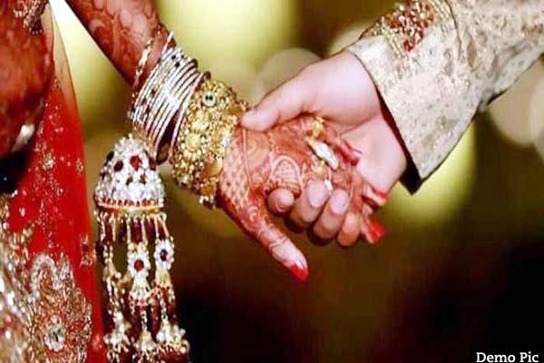 लॉकडाऊन के बीच लिए सात फेरे, खुद कार चलाकर दुल्हन को घर लाया दूल्हा लॉकडाऊन के बीच लिए सात फेरे, खुद कार चलाकर दुल्हन को घर लाया दूल्हा