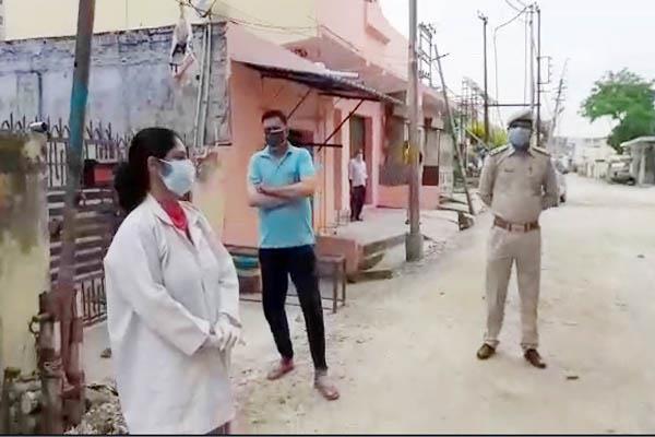 डाक्टर ने बैरियरों पर तैनात पुलिसकर्मियों का स्वास्थ्य जांचा डाक्टर ने बैरियरों पर तैनात पुलिसकर्मियों का स्वास्थ्य जांचा