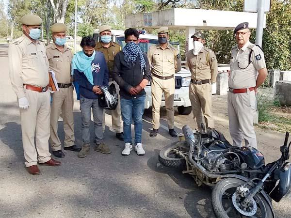 बड़ी सफलता : चिट्टे की खेप के साथ बाइक सवार 2 युवक गिरफ्तार बड़ी सफलता : चिट्टे की खेप के साथ बाइक सवार 2 युवक गिरफ्तार