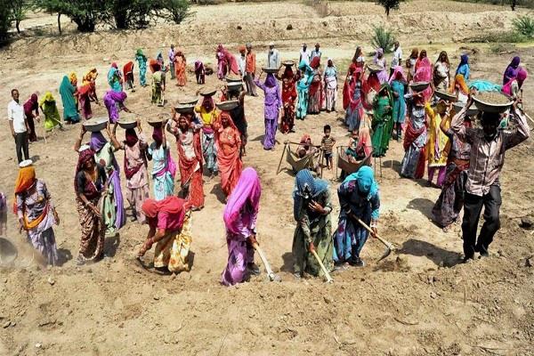 पटरी पर लौटने लगी जिंदगी, 17 हजार को मिला काम पटरी पर लौटने लगी जिंदगी, 17 हजार को मिला काम