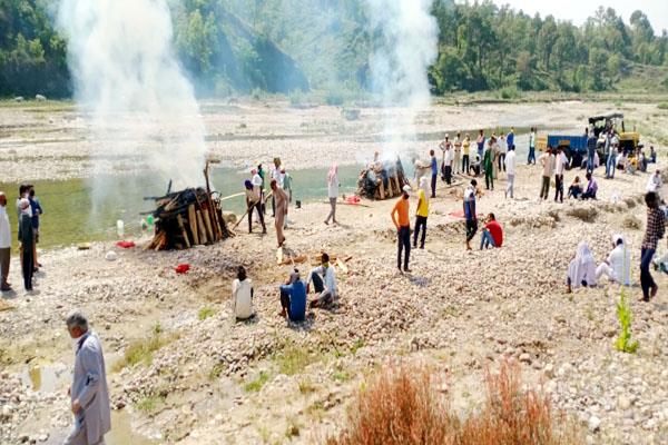 बिलासपुर में एक साथ जली आत्महत्या करने वाले पति-पत्नी की चिता बिलासपुर में एक साथ जली आत्महत्या करने वाले पति-पत्नी की चिता