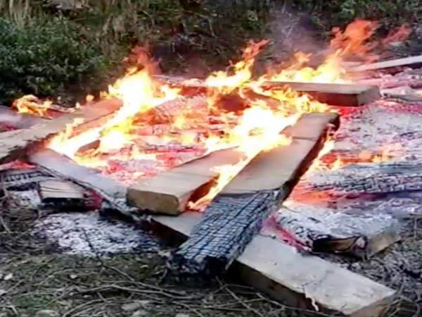 वन माफिया ने जब्त किए 35 स्लीपरों को लगाई आग, वन विभाग की टीम पर किया पथराव वन माफिया ने जब्त किए 35 स्लीपरों को लगाई आग, वन विभाग की टीम पर किया पथराव
