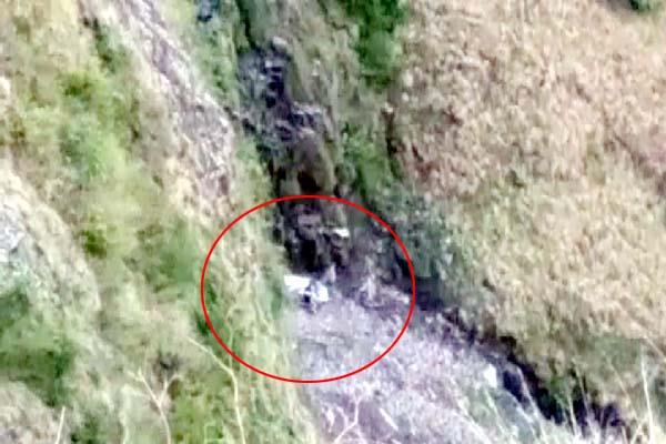 दर्दनाक हादसा : गहरी खाई में गिरी कार, 2 की मौके पर मौत दर्दनाक हादसा : गहरी खाई में गिरी कार, 2 की मौके पर मौत