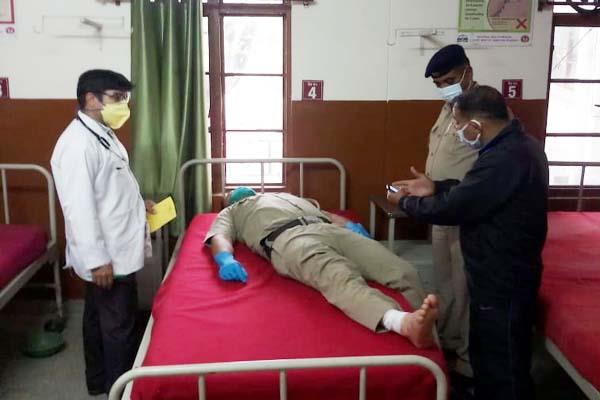 पहाड़ी से गिरे पत्थर की चपेट में आकर कांस्टेबल घायल, थाना प्रभारी बाल-बाल बचे पहाड़ी से गिरे पत्थर की चपेट में आकर कांस्टेबल घायल, थाना प्रभारी बाल-बाल बचे
