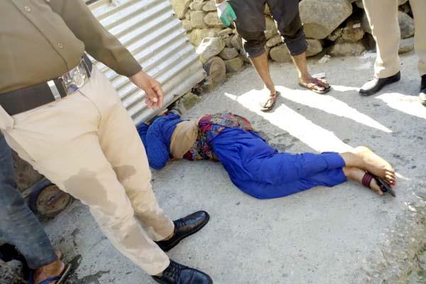 महिला ने तीर्थन नदी में लगाई छलांग, पुलिस और होमगार्ड जवानों ने बचाई जान महिला ने तीर्थन नदी में लगाई छलांग, पुलिस और होमगार्ड जवानों ने बचाई जान