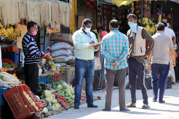कांगड़ा में 340 किलो दालें, 230 किलो चीनी व 405 किलो फल-सब्जियां जब्त कांगड़ा में 340 किलो दालें, 230 किलो चीनी व 405 किलो फल-सब्जियां जब्त