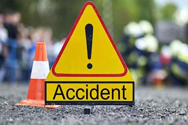 दर्दनाक हादसा : अनियंत्रित होकर खड़े ट्रक से टकराया ट्रक, चालक की मौत दर्दनाक हादसा : अनियंत्रित होकर खड़े ट्रक से टकराया ट्रक, चालक की मौत
