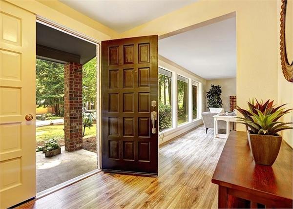 घर को बुरी नजर से बचाएगी प्रवेश द्वार पर लगाई ये 5 चीजें