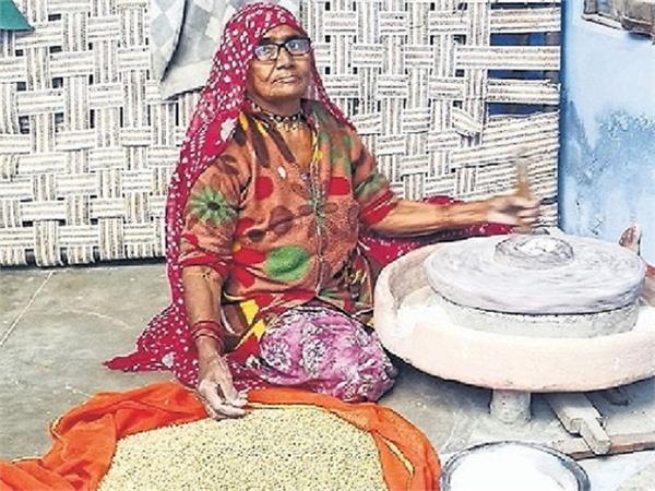 लॉकडाउन में नहीं निकली एक भी दिन बाहर, घर में पीस रही आटा-मसाले