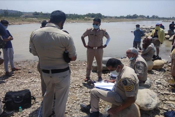 काँगड़ा : चक्की खड्ड में मिला व्यक्ति का शव, 2 मई से था लापता काँगड़ा : चक्की खड्ड में मिला व्यक्ति का शव, 2 मई से था लापता