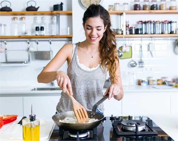Cooking Tips: खाने को यूं बनाएं लजीज, टिप्स पढ़ें और बन जाएं किचन क्वीन