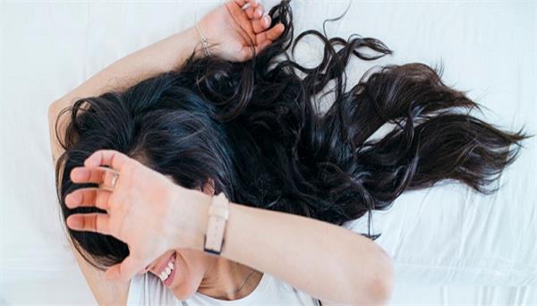 गीले बालों में सोने से हो सकती है कई परेशानियां