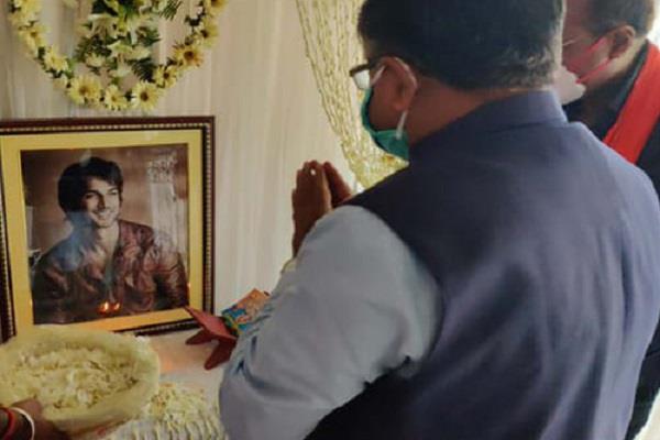 पटना स्थित सुशांत सिंह के घर पहुंचे ...