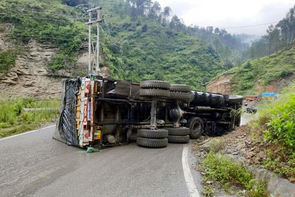 सड़क के बीचोंबीच पलटा सेब से लदा ट्रक,चालक ने ट्रक से छलांग लगाकर बचाई जान सड़क के बीचोंबीच पलटा सेब से लदा ट्रक,चालक ने ट्रक से छलांग लगाकर बचाई जान