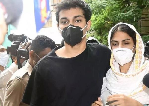 शौविक के वकील का दावा- रिया के लाइफ में आने से पहले ही ड्रग्स लेते थे सुशांत