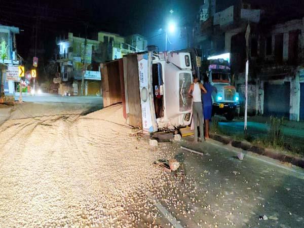 बजरी से लोड ट्रक डिवाइडर से टकराकर पलटा, चपेट में आने से बैल की मौत बजरी से लोड ट्रक डिवाइडर से टकराकर पलटा, चपेट में आने से बैल की मौत