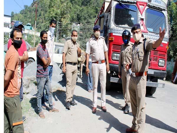 चम्बा:अवैध पार्किंग पर चला पुलिस का डंडा चम्बा:अवैध पार्किंग पर चला पुलिस का डंडा