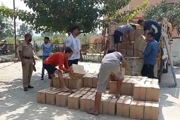 ऊना: 200 पेटी अवैध शराब सहित एक गिरफ्तार ऊना: 200 पेटी अवैध शराब सहित एक गिरफ्तार