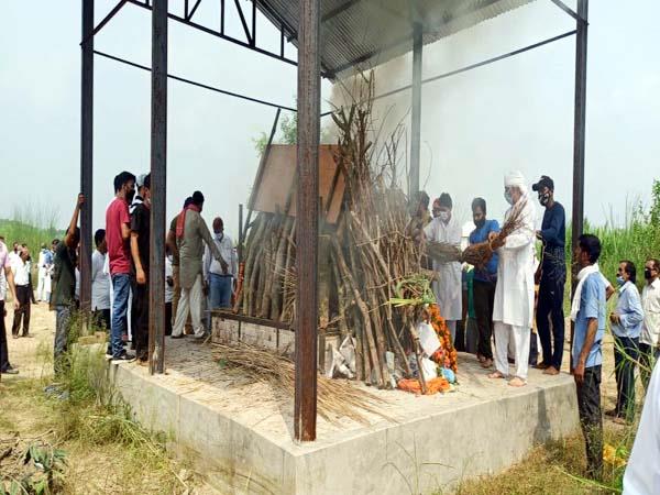 ऊना: राजकीय सम्मान के साथ पूर्व विधानसभा उपाध्यक्ष रामनाथ शर्मा पंचतत्व में विलीन funeral of former vidhansabhऊना: राजकीय सम्मान के साथ पूर्व विधानसभा उपाध्यक्ष रामनाथ शर्मा पंचतत्व में विलीनa deputy speaker ramnath sharma