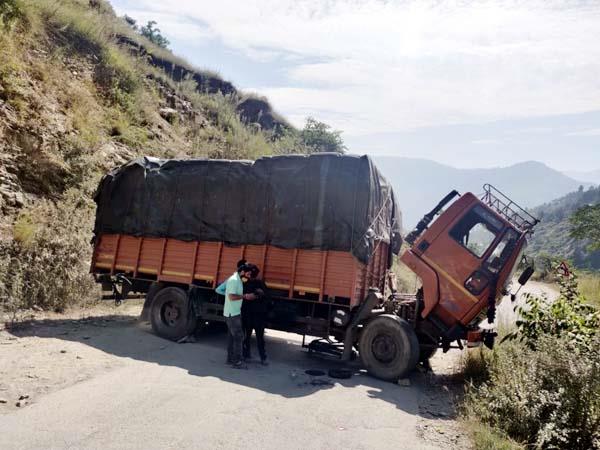 बड़ा हादसा टला,ठियोग-हाटकोटी सड़क पर ट्रक की हुई ब्रेक फेल बड़ा हादसा टला,ठियोग-हाटकोटी सड़क पर ट्रक की हुई ब्रेक फेल