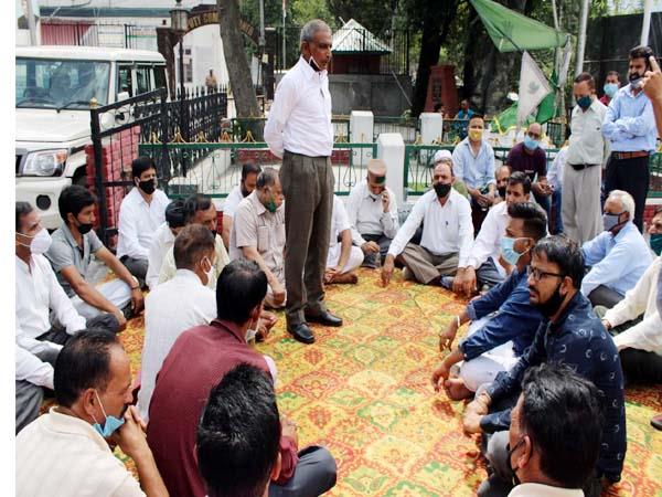 चम्बा: चुराह के पूर्व विधायक ने डीसी कार्यालय के बाहर दिया धरना, सरकार से की ये मांग चम्बा: चुराह के पूर्व विधायक ने डीसी कार्यालय के बाहर दिया धरना, सरकार से की ये मांग
