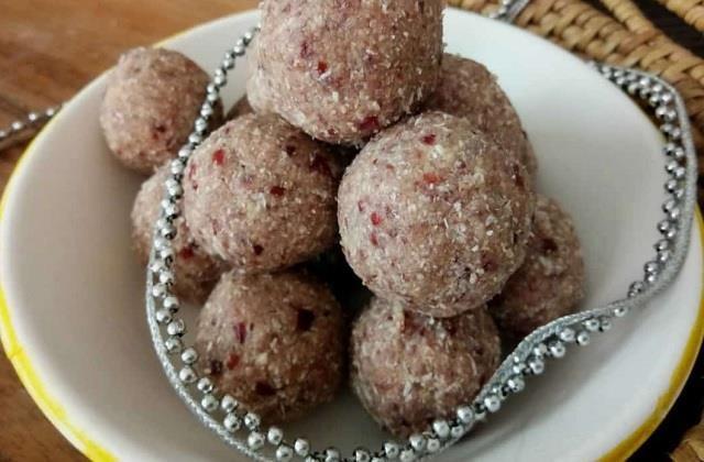 फेस्टिवल सीजन में लें Craneberry Coconut Ladoo खाने का मजा