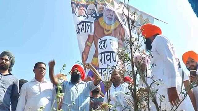 farmers burnt effigy of pm on festival of dussehra