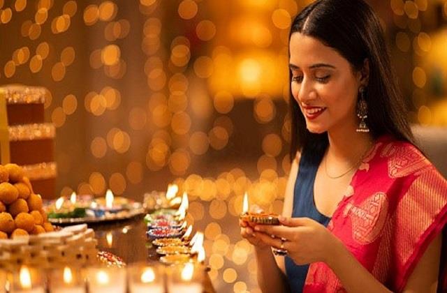 Diwali पर घर की किस दिशा में कौन से रंग का दीपक जलाना होगा शुभ