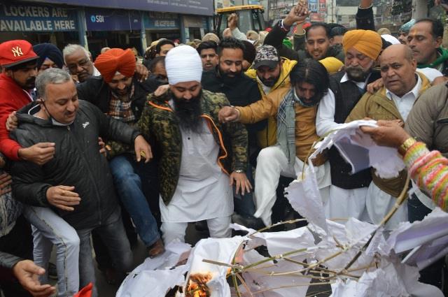 congress leader arrives to burn modi s effigy amid bjp strike