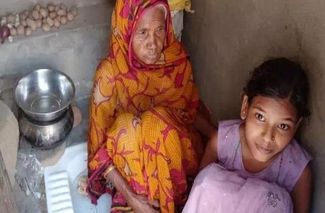 अब तो हद हो गई... घूस नहीं दी तो नहीं मिला घर, Toilet में रहने को मजबूर दादी-पोती