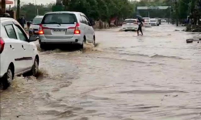 पहली बारिश ने खोली प्रशासन के दावों की पोल, शहर में जगह-जगह भर गया पानी - the first rain exposed the claims of the administration